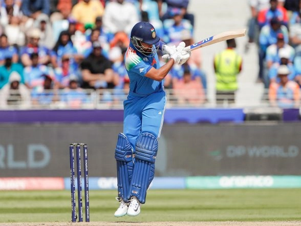 Sports News | Shreyas Iyer Hospitalised Following Injury During Sydney ODI, BCCI Team Monitoring His Condition: Sources