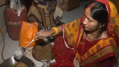 India News | Women Prepare Thekua Prasad to Offer 'Arghya' to Setting Sun on Third Day of Chhath Puja