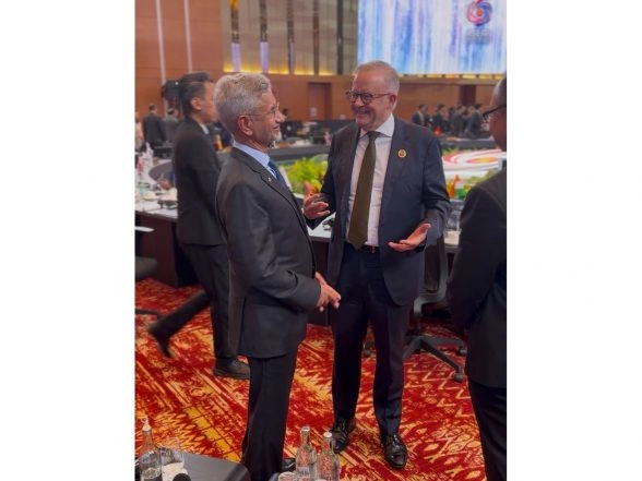 World News |  EAM Jaishankar Meets Australian PM Anthony Albanese on Sidelines of East Asia Summit