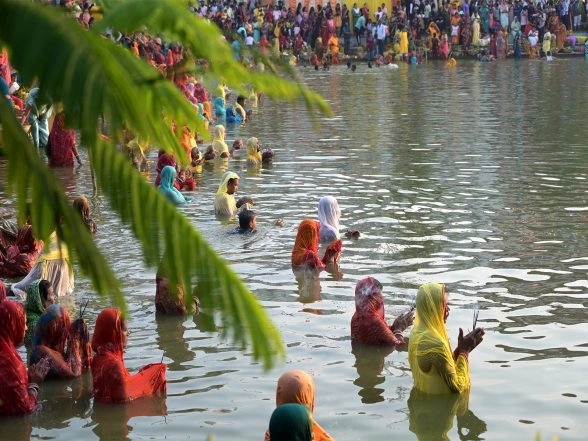 Notícias da Índia | Devotos de todo o país oferecem Arghya à noite quando as celebrações de Chhath chegam ao terceiro dia Notícias da Índia | Devotos de todo o país oferecem Arghya à noite quando as celebrações de Chhath chegam ao terceiro dia