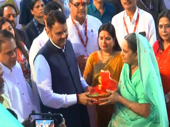 India News | Maharashtra CM Devndra Fadnavis Joins Chhath Puja Celebrations at Juhu Beach, Extends Festival Greetings