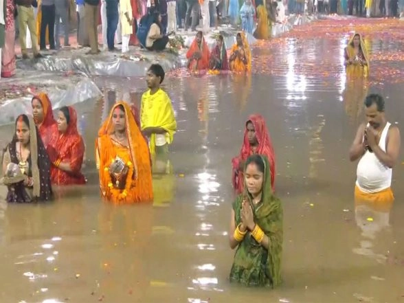 Dólar indio | La gente ofrece ‘unha Arghya’ en el último día de Chhath de Chhath Puja Dólar indio | La gente ofrece ‘unha Arghya’ en el último día de Chhath de Chhath Puja