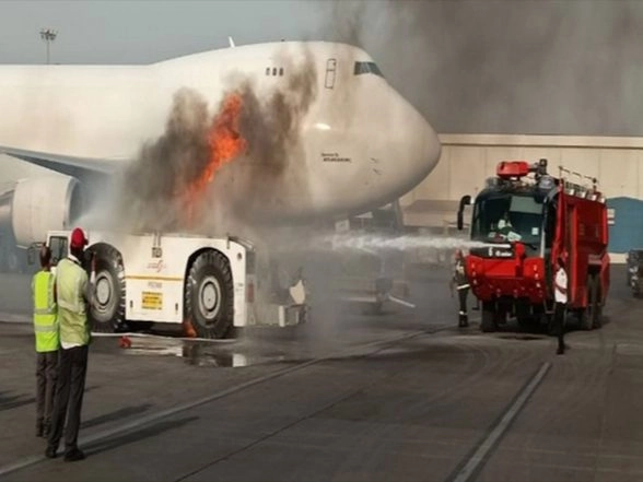 Notícias da Índia | Ônibus terrestre da Air India pega fogo no aeroporto de Delhi; Sem ferimentos nos passageiros, sem danos materiais Notícias da Índia | Ônibus terrestre da Air India pega fogo no aeroporto de Delhi; Sem ferimentos nos passageiros, sem danos materiais