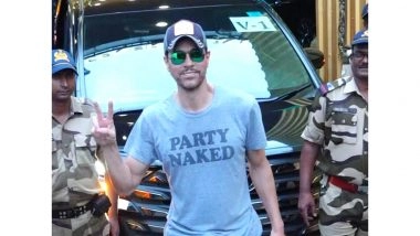 Entertainment News | Enrique Iglesias Arrives in India Ahead of His Concert in Mumbai, Greets Paps with Namaste