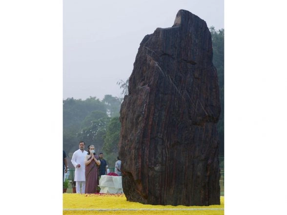 India News | Rahul Gandhi, Sonia Gandhi, Kharge Pay Tribute to Former Prime Minister Indira Gandhi