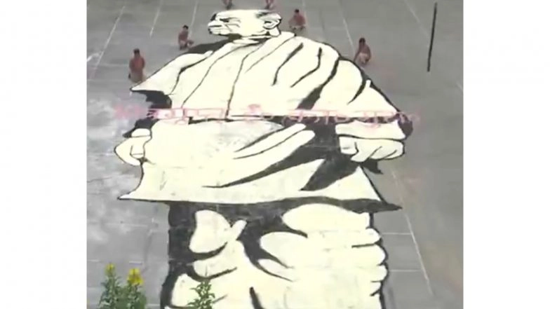 India News | School Children in Moradabad Create Giant Portrait of Sardar Vallabhbhai Patel on Rashtriya Ekta Diwas