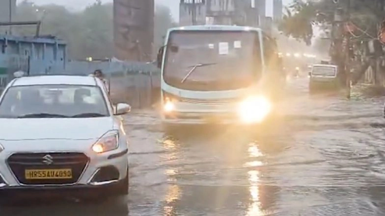 Delhi Rains: National Capital Witnesses Light to Moderate Rain With Thunderstorms and Gusty Winds (Watch Videos)