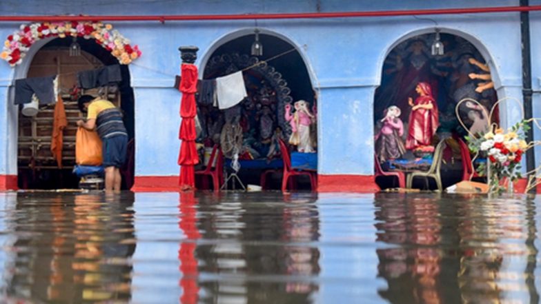 Rain Looms Over Durga Puja Festivities in Kolkata: Met Office Predicts Heavy Rain in City on Dashami, Likely to Disrupt Idol Immersion