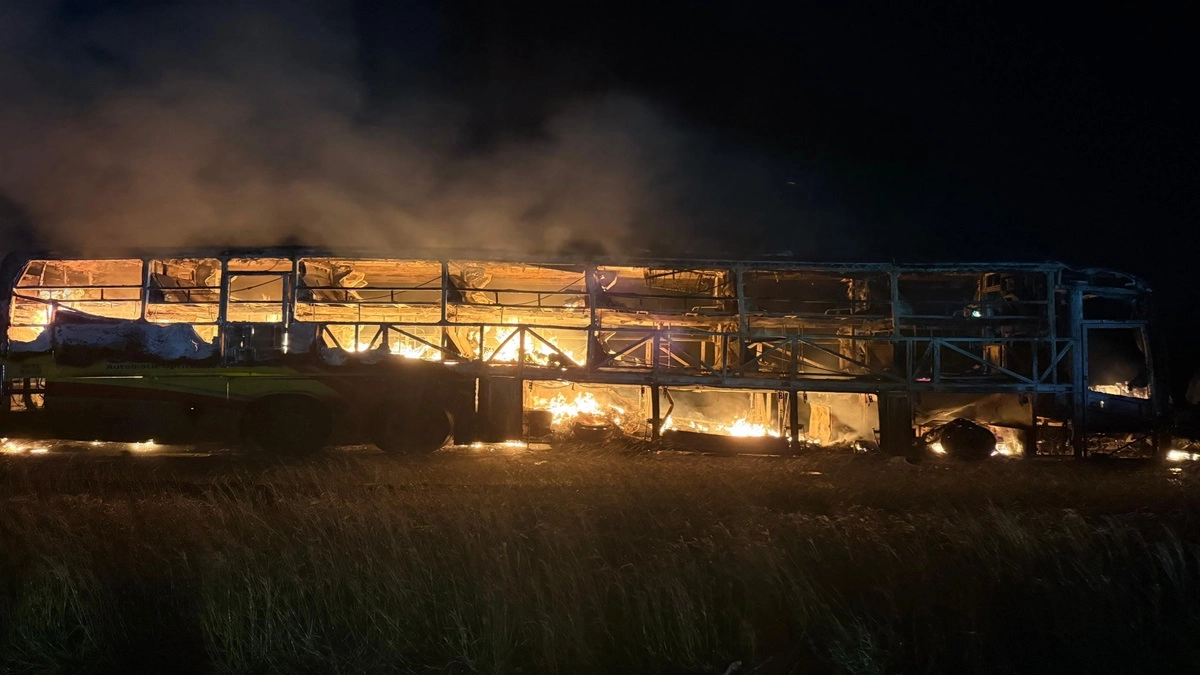 Tragédia em Kurnool: Incêndio em ônibus mata 20 após colisão com moto; Vídeos chocantes revelam o horror!