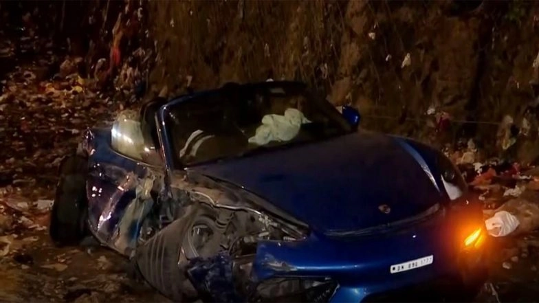 Mumbai Accident: Porsche Racing BMW Collides With Divider on Western Express Highway in Maharashtra, Driver Seriously Injured (Watch Videos)