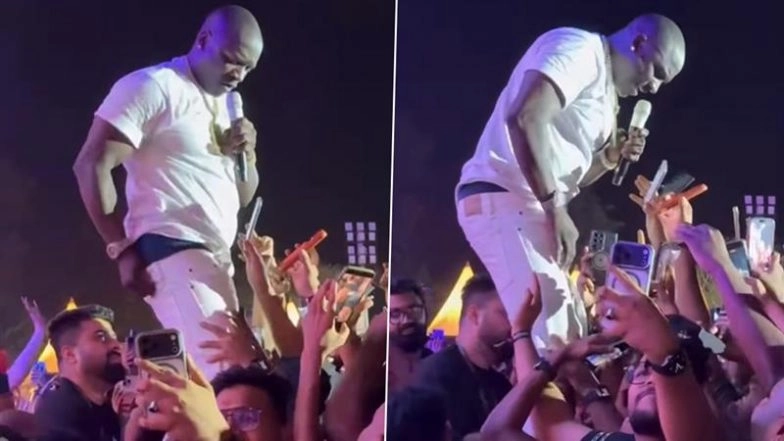 Senegalese-American Singer Akon ‘Harassed’ During Bengaluru Concert As Viral Video Shows Fans Tugging at His Pants While Performing (Watch)