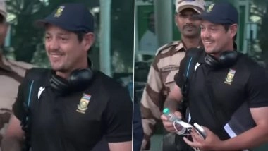 'Quinton de Kock' 'EE Ka Hota Hai' Media Person in Crowd Fails To Recognise South African Wicketkeeper As He Arrives In Ranchi Ahead Of IND vs SA 1st ODI 2025 (Watch Video)