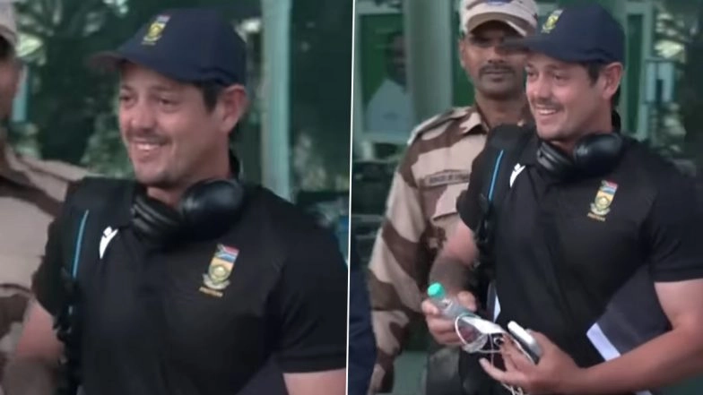 'Quinton de Kock' 'EE Ka Hota Hai' Media Person in Crowd Fails To Recognise South African Wicketkeeper As He Arrives In Ranchi Ahead Of IND vs SA 1st ODI 2025 (Watch Video)