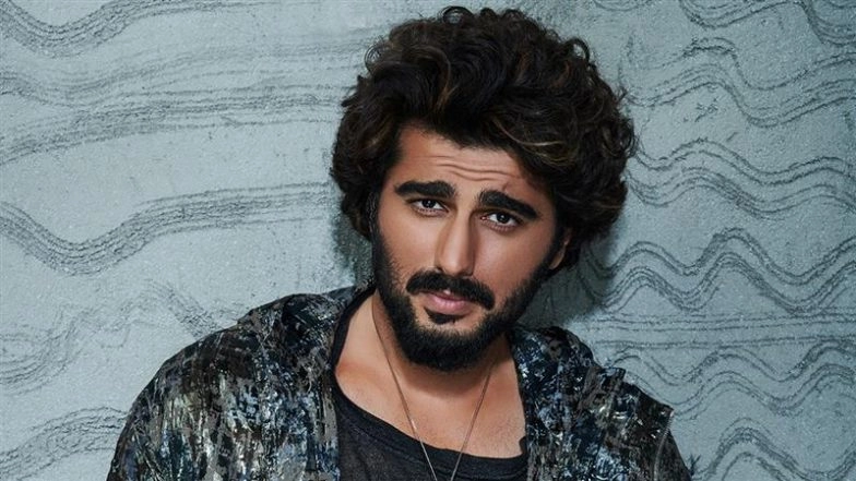 &lsquo;Aaja Tu Aaja&rsquo;: Arjun Kapoor Goes Viral for Inviting Paparazzo To Pose With Him at Airport; Actor&rsquo;s Humorous Moment Wins the Internet (Watch Video)