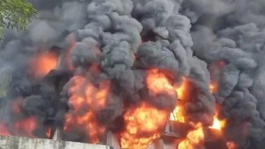 Bhiwandi Fire: Massive Blaze Erupts at Mangal Murti Dye Unit in Swarwali MIDC Area of Thane (Watch Video)