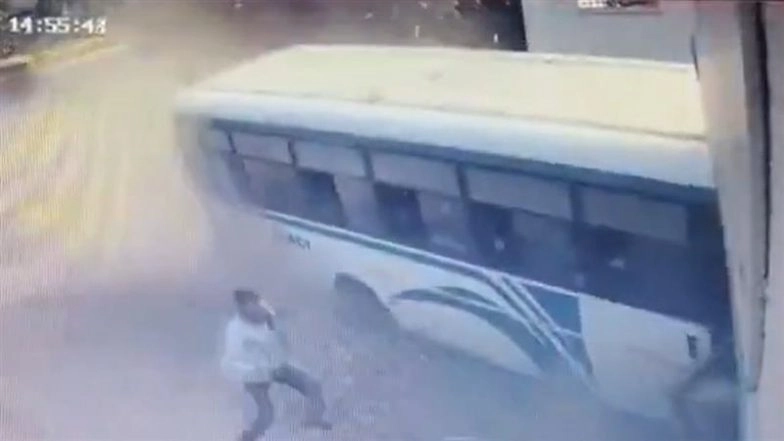Uttar Pradesh Road Accident: 35 Injured After Private Bus Goes out of Control and Collides With Wall in Etawah (Disturbing Video)