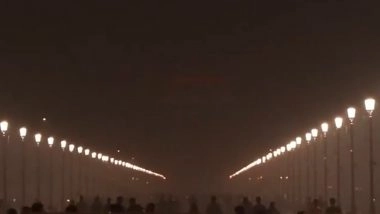Delhi Air Pollution: National Capital Chokes As AQI Breaches 400 Mark; Thick Smog Envelops NCR (Watch Video)