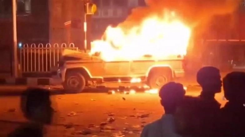 Gopalganj: Police Vehicle Torched After Bike Accident Sparks Rumour of Rider’s Death in Bihar, Probe On (Watch Video)