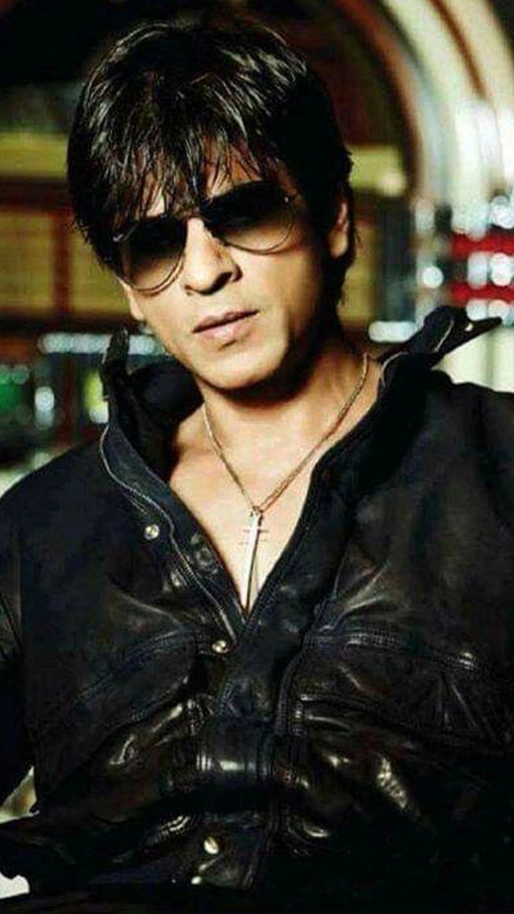 Shah Rukh Khan Birthday: DDLJ to Pathaan, Top 8 Iconic Onscreen Fashion Moments of King Khan