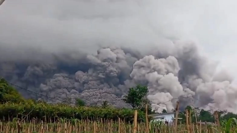 Volcano Eruption in Indonesia: Mount Semeru Erupts, Spews 54,000 Feet Ash Cloud Into Sky (Watch Video)