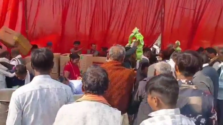 Stampede-Like Situation in Hamirpur: Mass Wedding Organised by Government Turns Chaotic As Guests Rush To Grab Free Snack Packets in Uttar Pradesh (Watch Video)