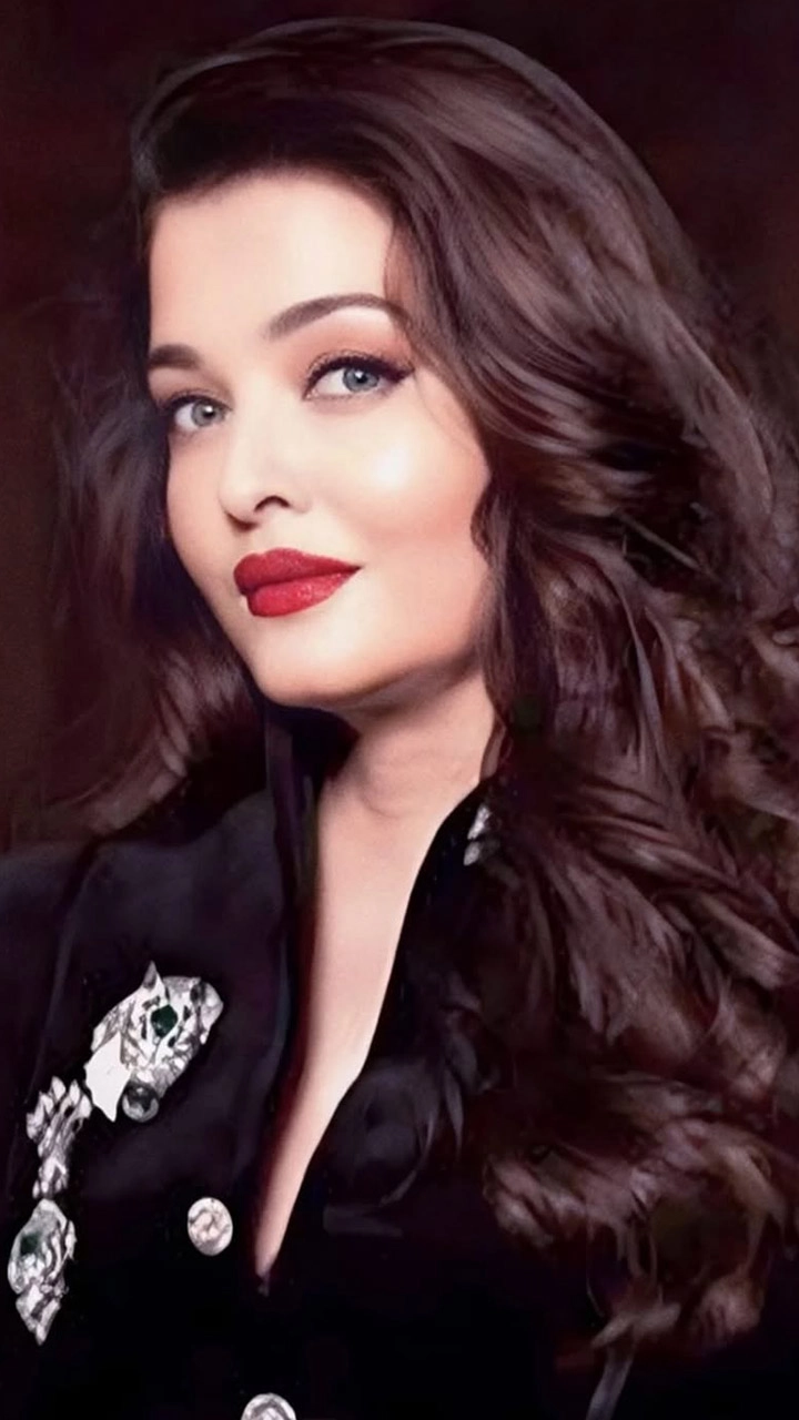 Aishwarya Rai Bachchan Birthday: Top 6 Stunning Power Looks of the Global Fashion Icon