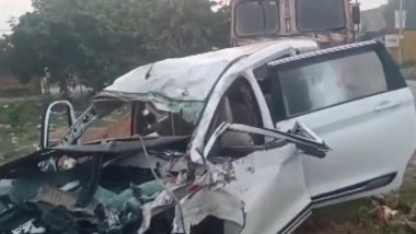 Barabanki Road Accident: 8 Dead After Car-Truck Collision on Kalyani River Bridge in Uttar Pradesh (Watch Video)