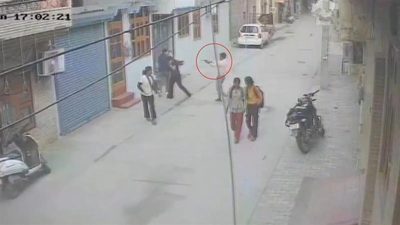Faridabad Shocker: Girl Returning From Library Shot by Stalker in Haryana, FIR Registered (Disturbing Video)