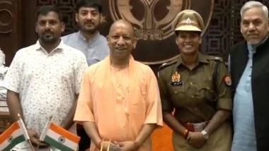 Uttar Pradesh Chief Minister Yogi Adityanath Meets DSP-Cum-Cricketer Deepti Sharma (Watch Video)