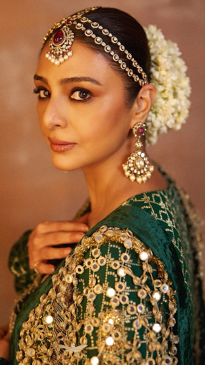 Tabu Birthday Special: From Indian Ethnic to Stylish Western Outfits, Top 6 Styles of the Versatile Actress