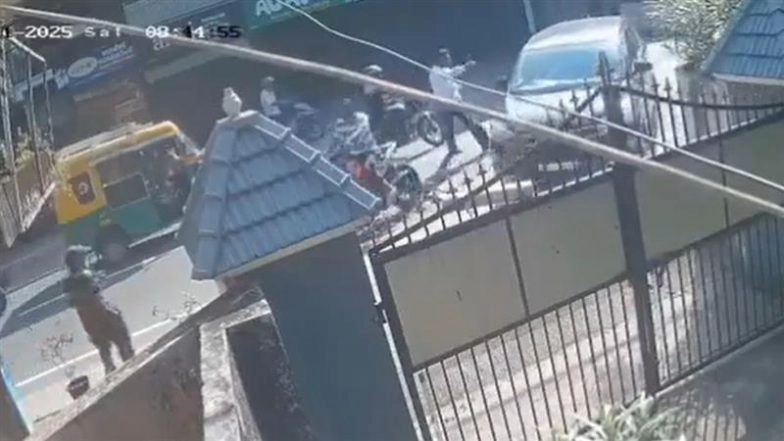 Kochi: 16-Year-Old Boy Crashes Car Into Several Vehicles on Cherai–Njarakkal Road, 1 Injured; Father Booked After CCTV Video Surfaces