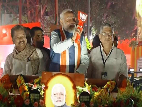 India News | Bihar Polls: PM Modi Holds Road Show in Patna, CM Nitish Kumar Absent