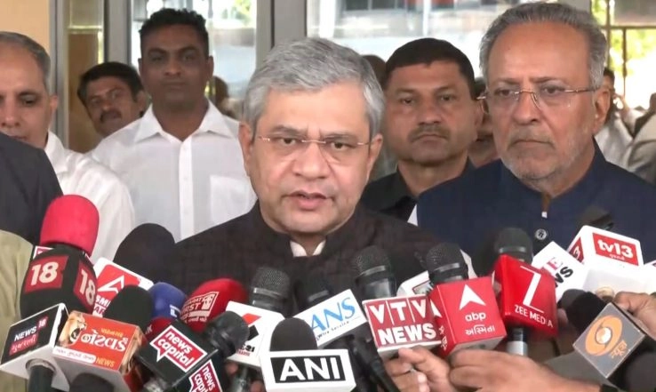 Business News | Ashwini Vaishnaw, Gujarat CM Review Progress of State's Three Semiconductor Plants, Say Plants Near Production Stage