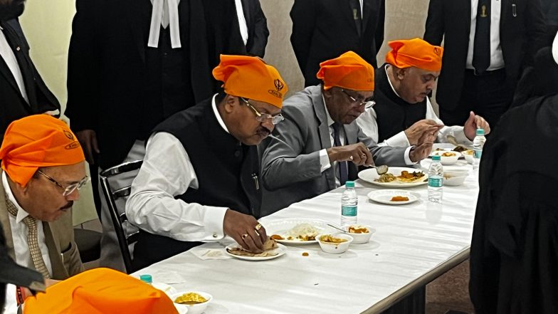 India News | CJI BR Gavai, Apex Court Judges Participate in Community Langar at SC to Celebrate Guru Nanak Jayanti
