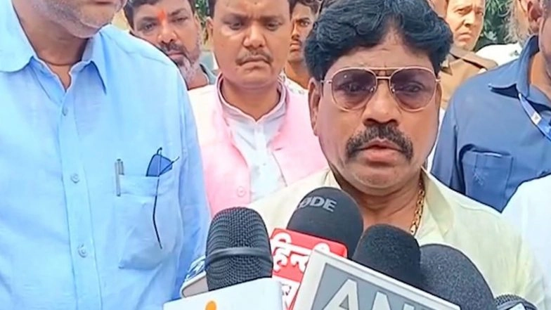 India News | Uttar Pradesh: UP Minister Sanjeev Kumar Gaud Confirms 6 Dead in Chunar Railway Tragedy