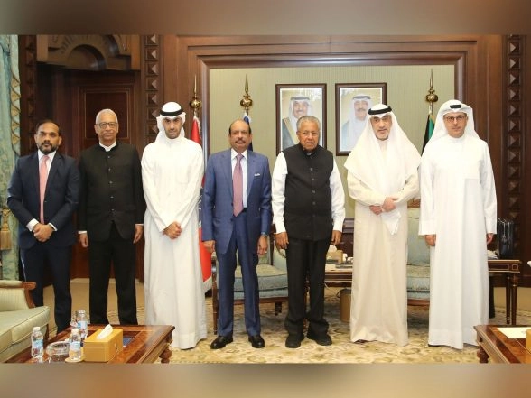 World News | Kerala CM Vijayan Meets Kuwait Deputy PM, Discusses Investment, Community Ties