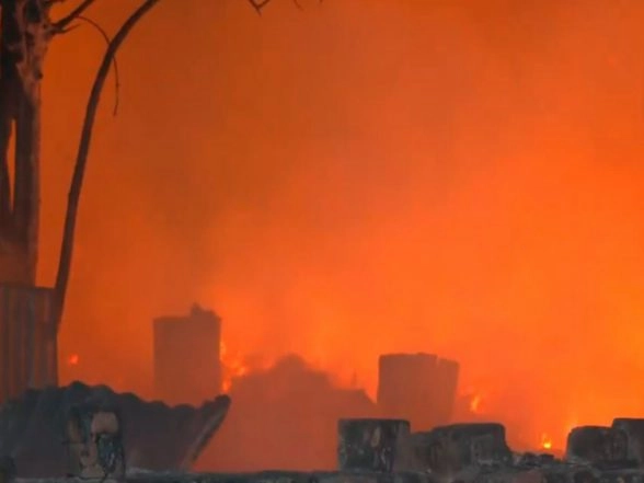 India News | Delhi: Major Fire Breaks out at Slum Area in Rithala