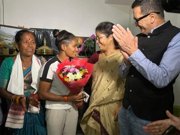 Sports News | Assam Minister Nandita Gorlosa Felicitates Cricketer Uma Chetry After World Cup 2025 Triumph