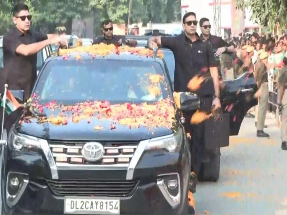 India News | PM Modi Holds a Roadshow in Varanasi, Receives Warm Welcome from Crowd