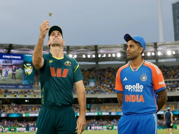 Sports News | 5th T20I: Australia Win Toss; Opt to Bowl First Against India at Brisbane