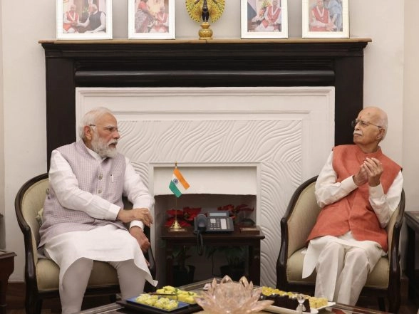 India News | PM Modi Meets LK Advani, Extends Birthday Greetings to Veteran BJP Leader