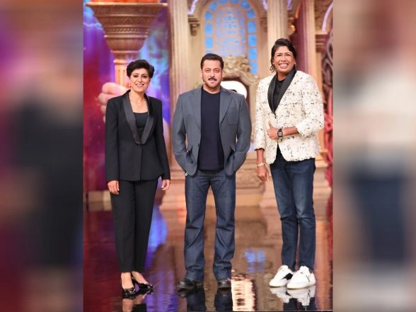 Entertainment News | Former Cricketers Jhulan Goswami, Anjum Chopra Meet with Salman Khan on Sets of 'Bigg Boss 19'