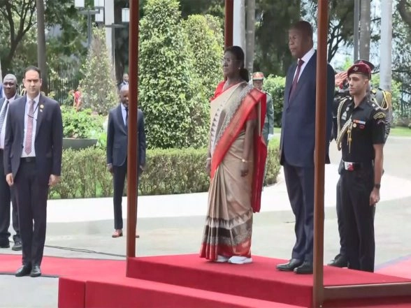 World News | President Droupadi Murmu Receives Ceremonial Welcome in Angola's Capital Luanda During Historic State Visit