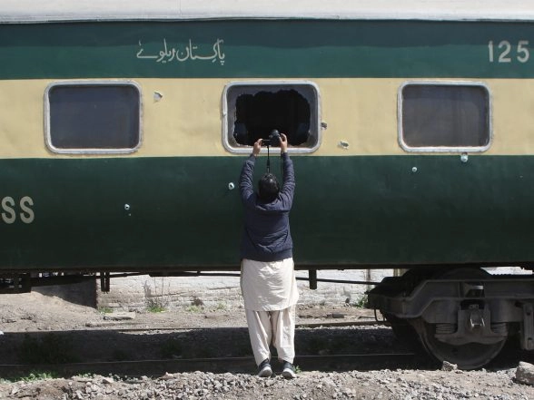 World News | Pakistan Halts Jaffar Express Amid Terror Threats, Suspends Quetta-Peshawar Route for Four Days