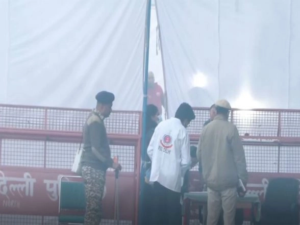 India News | Security Tightened Near Red Fort After High-intensity Explosion; Delhi Police, FSL Team Continues Probe