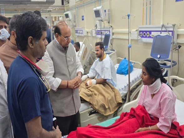 India News | Delhi Blast: Delhi LG VK Saxena Takes Stock of Situation, Meets Victims at Lok Nayak Hospital
