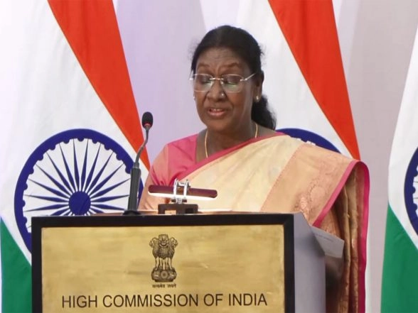 World News | Botswana: President Murmu Observes One-minute Silence in Memory of Delhi Terror Attack Victims