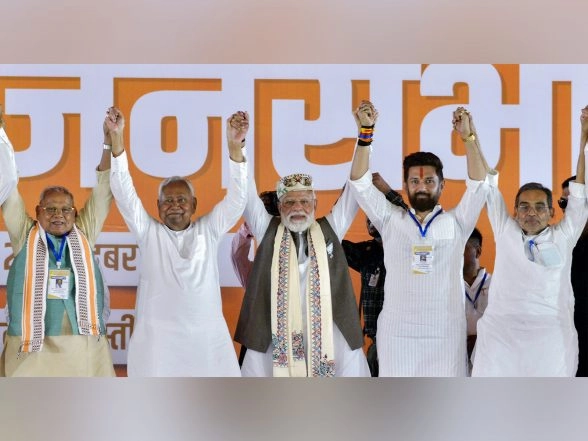 India News | 'Sushasan Babu' Takes NDA Past Half-way Mark in Early Trends, Tejashwi Lags Behind