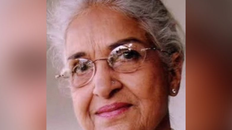 Entertainment News | Veteran Actress Kamini Kaushal's Final Rites Performed in Mumbai, Her Pet Dogs Offer Silent Farewell