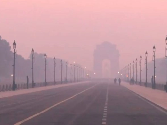 India News | Thick Smog Engulfs Delhi as AQI Reaches 385, India Gate Barely Visible